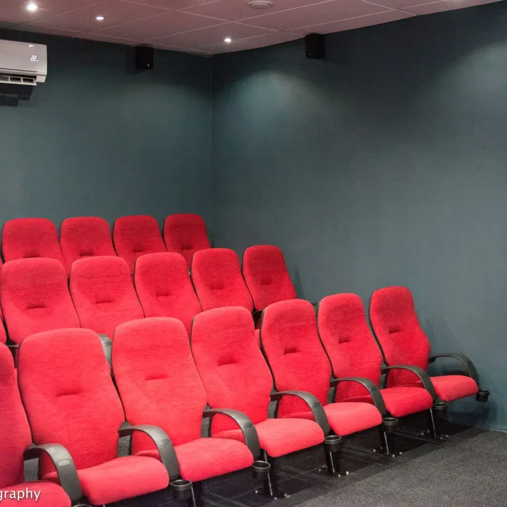 Die 30-sitplek bioskoop.