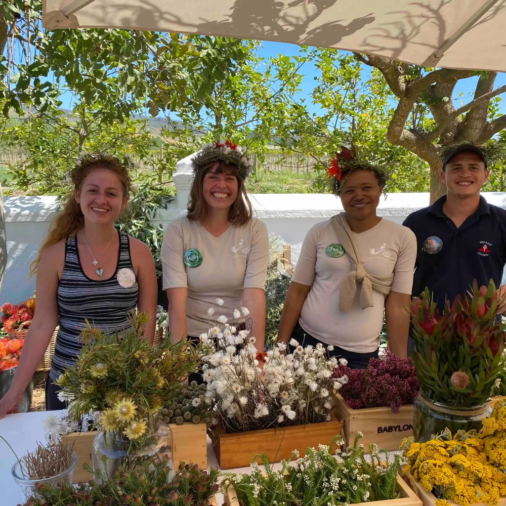 Dié vriendelike groep het vrolike blommekranse gevleg op Babylonstoren.