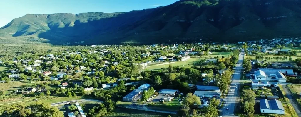 Somerset-Oos Lê aan dioe voet van die Boschberg