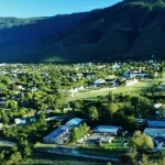 Somerset-Oos Lê aan die voet van die Boschberg