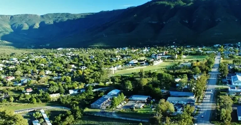Somerset-Oos Lê aan die voet van die Boschberg