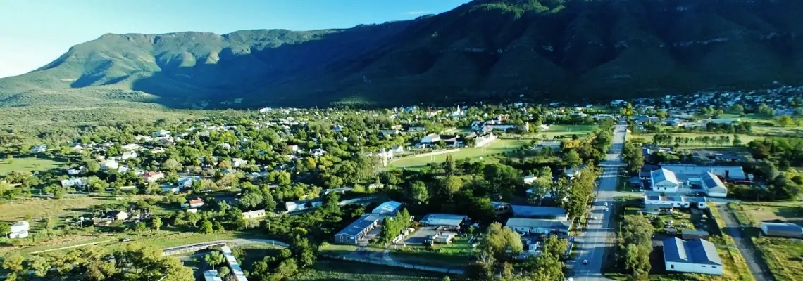 Somerset-Oos Lê aan die voet van die Boschberg