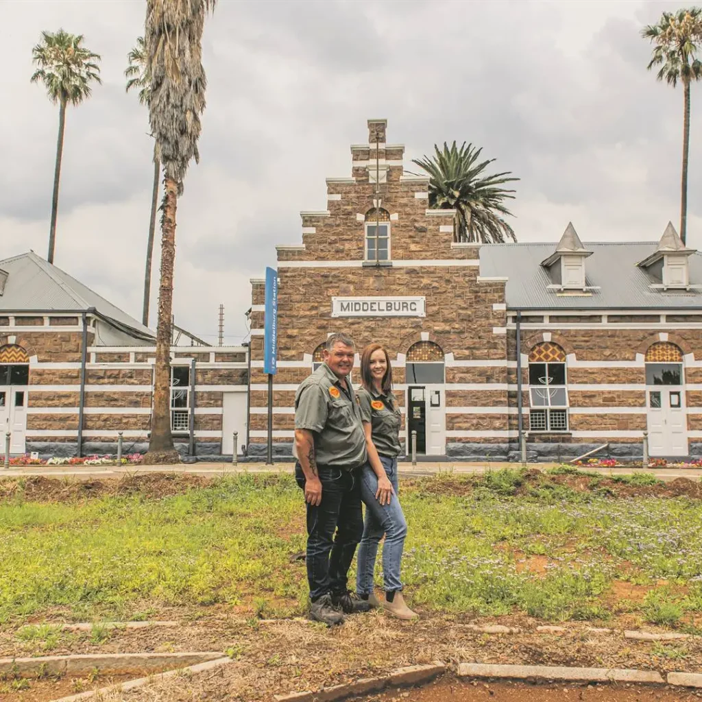 Johan se sy verloofde Liezl Prinsloo, voor die mooi stasiegebou.