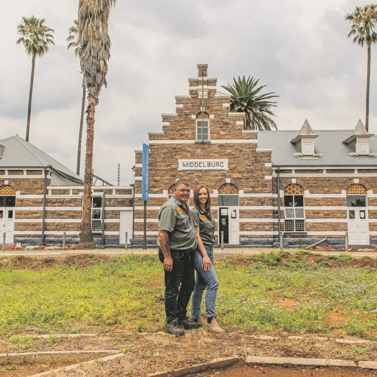 Johan se sy verloofde Liezl Prinsloo, voor die mooi stasiegebou.