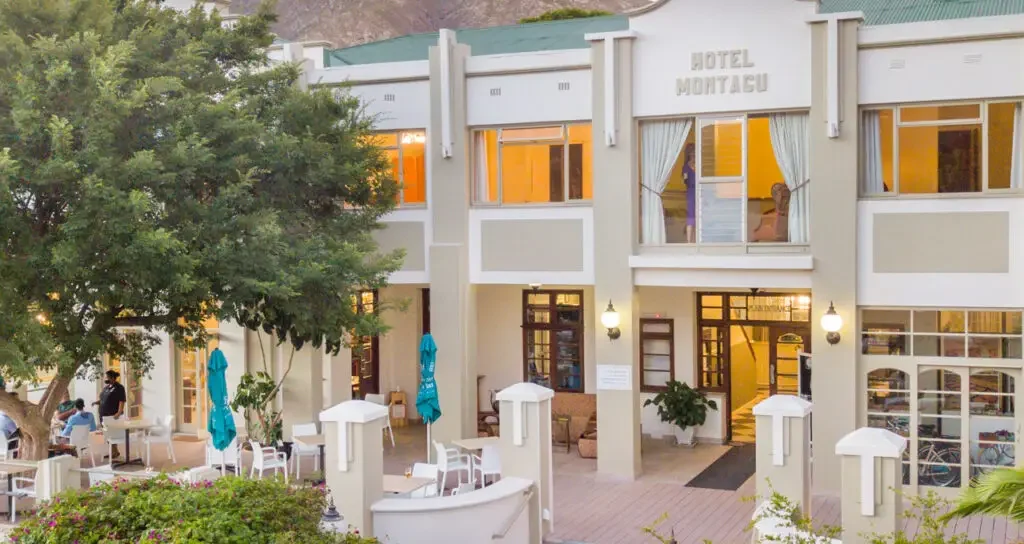 Die dorp spog met verskeie mooi Art Deco geboue