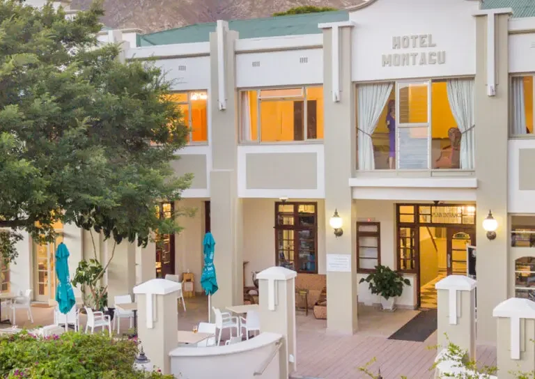 Die dorp spog met verskeie mooi Art Deco geboue