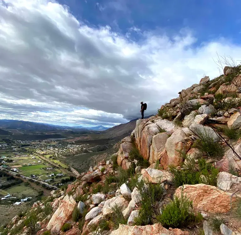 Die berge om Montagu het besonderse kleure, buigings en verwringings