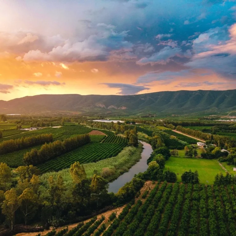 Lugfoto van ’n vallei met boorde en berge